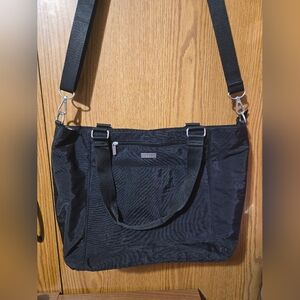 Baggallini Sleek Black Messenger Bag